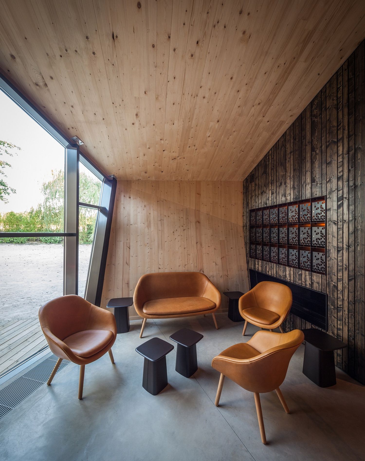 Smart and elegant sitting nook at the Boos Beach Club Restaurant