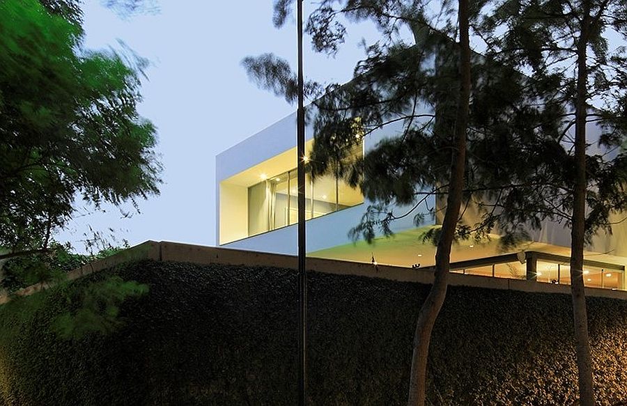 Smart design of modern house in Lima offers complete privacy