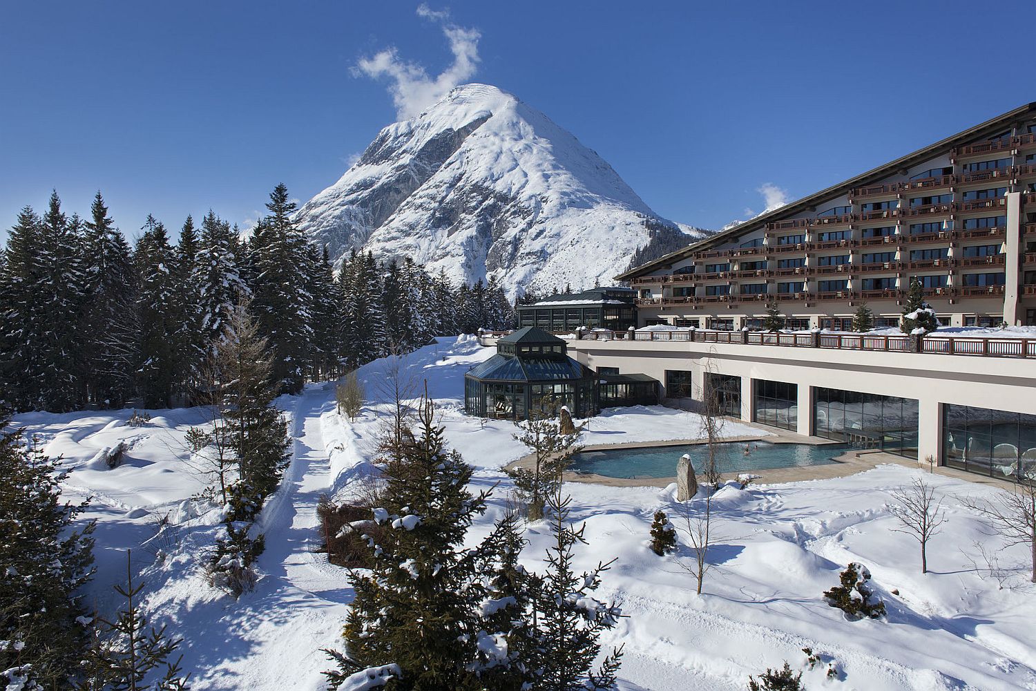 Snow-filled-slopes-around-Interalpen-Hotel-Tyrol