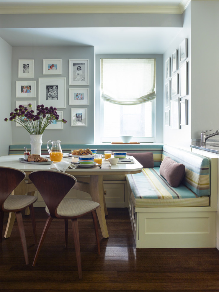 Snug-banquette-surrounded-by-family-photos