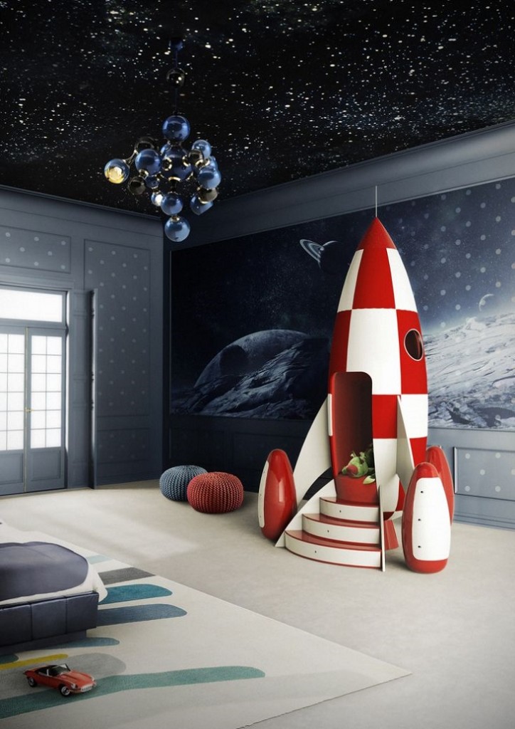 Um quarto com tema espacial com foguete, teto com tema de estrela e espaço nas paredes.