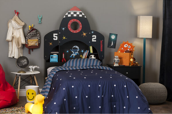 Quarto infantil com temática espacial, cama com cabeceira em formato de foguete com os números 5 e 2 de cada lado.
