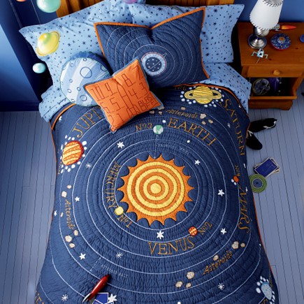 Espace o quarto das crianças com uma cama cujas colchas apresentam o sol no centro e os nomes dos planetas ao redor.