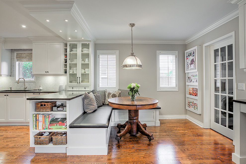 Spacious banquette with a round table