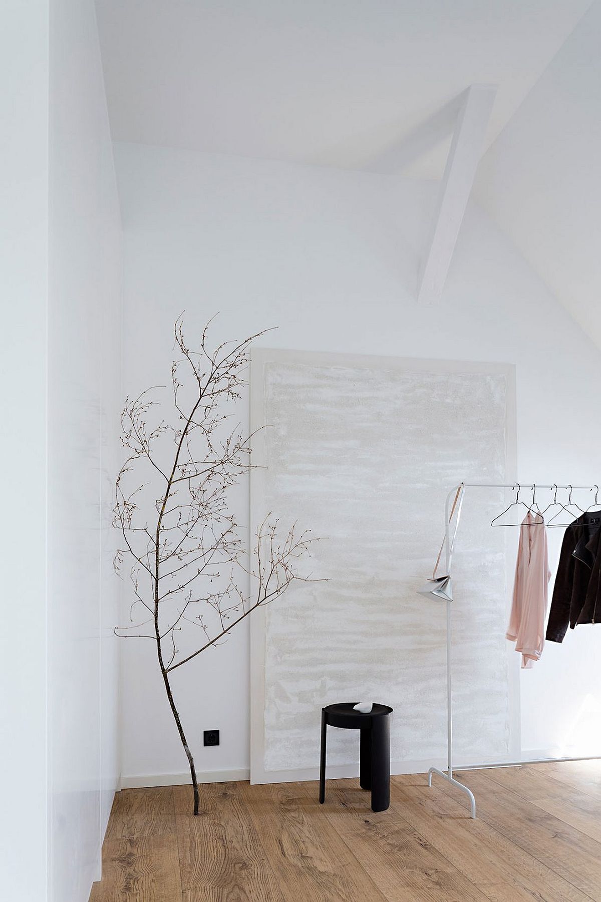 Stylish-and-simple-way-to-decorate-the-bedroom-corner-with-dried-branches