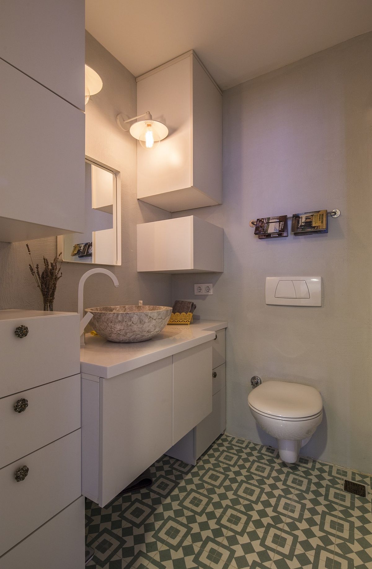 Tiny bathroom deisgn in white