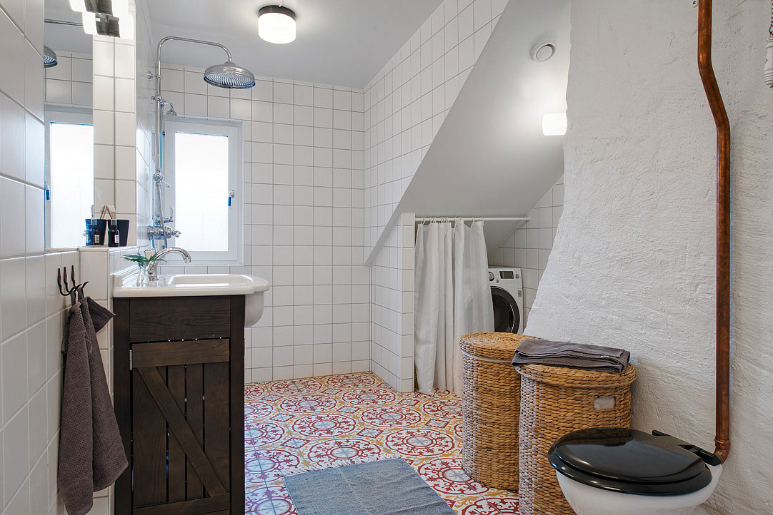 An attic bathroom combining various elements and decor styles