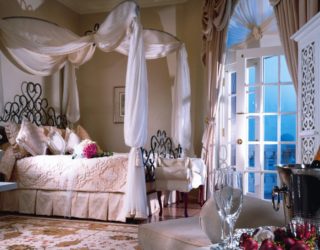 Bohemian Bedroom Inspiration: Four Poster Beds With Boho Chic Vibes