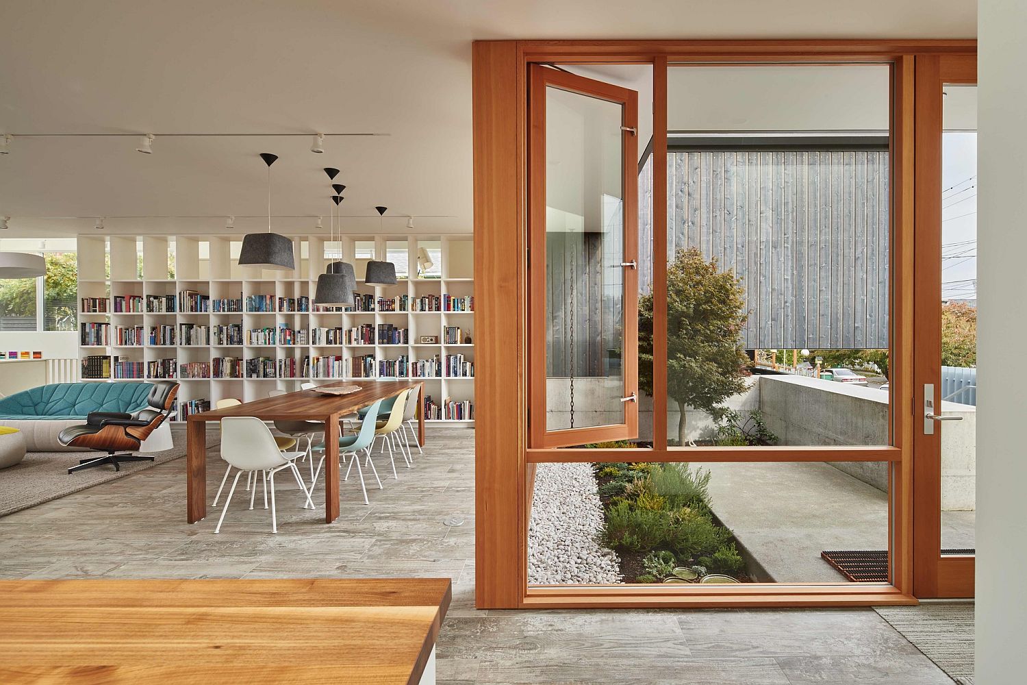 Contemporary living area of the Seattle home connected to the courtyard