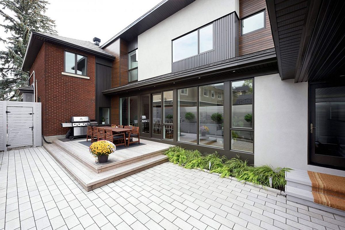 Contemporary patio with oudtoor dining and barbecue zone at the Ottawa home