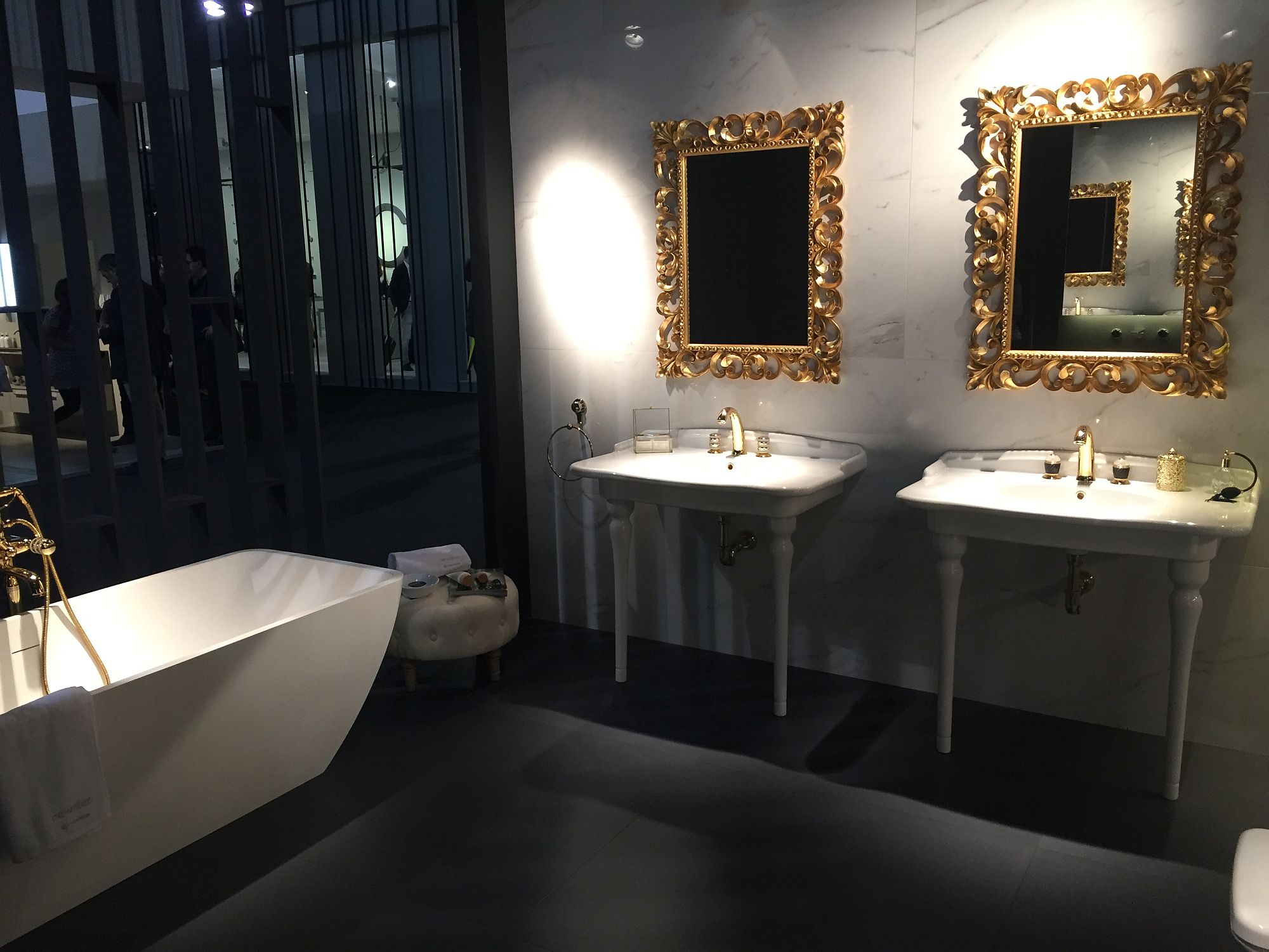 Fabulous mirror frames in gold gives the bathroom a classic vibe