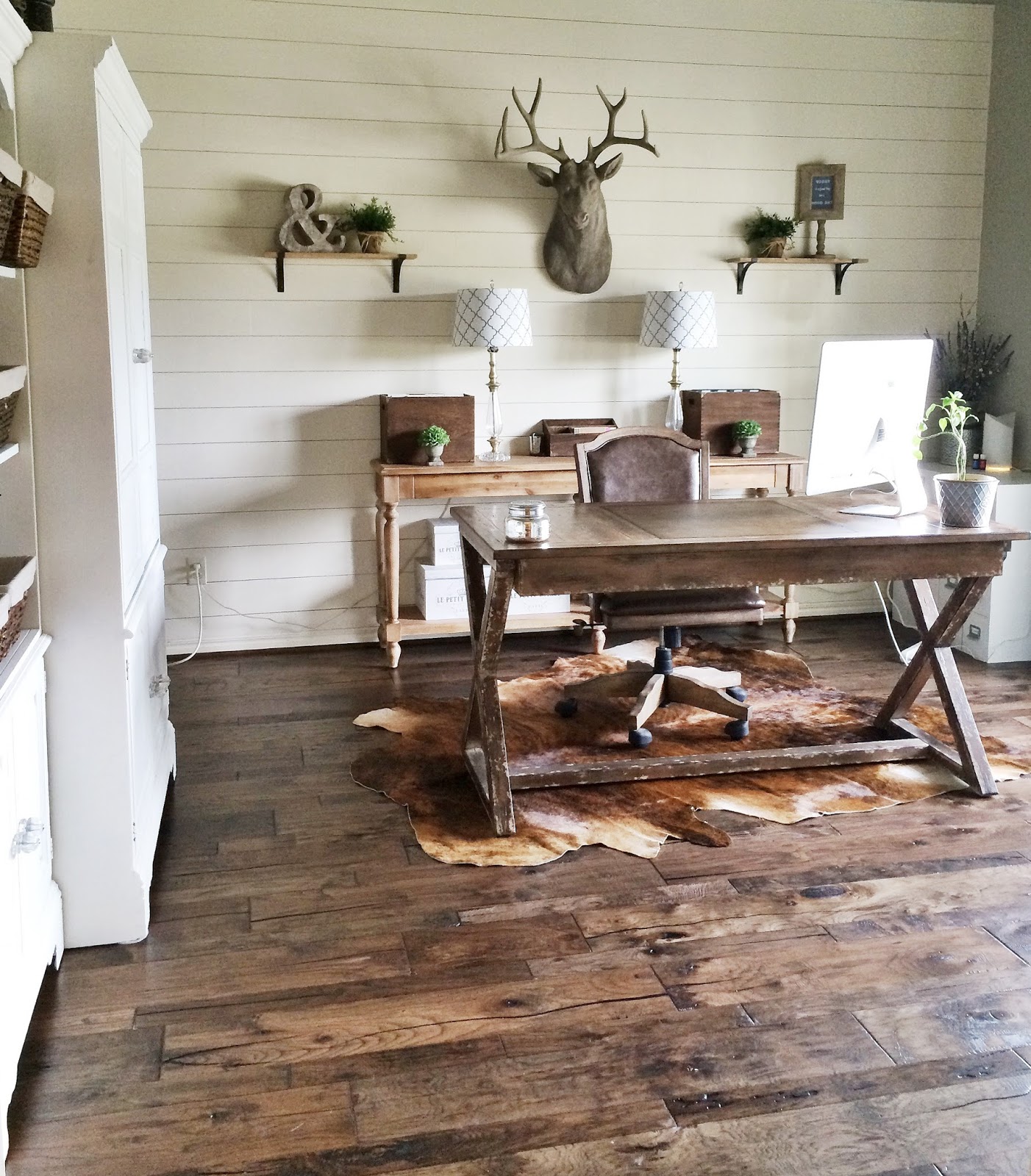 Fresh-and-light-wooden-office-with-white-cupboards-and-custom-white-wall