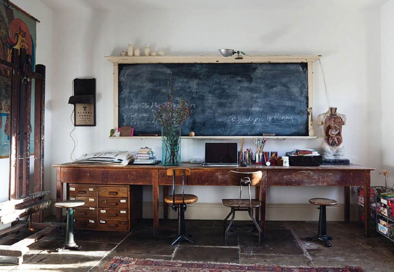 Incredibly-useful-rustic-office-with-a-maximized-workspace-