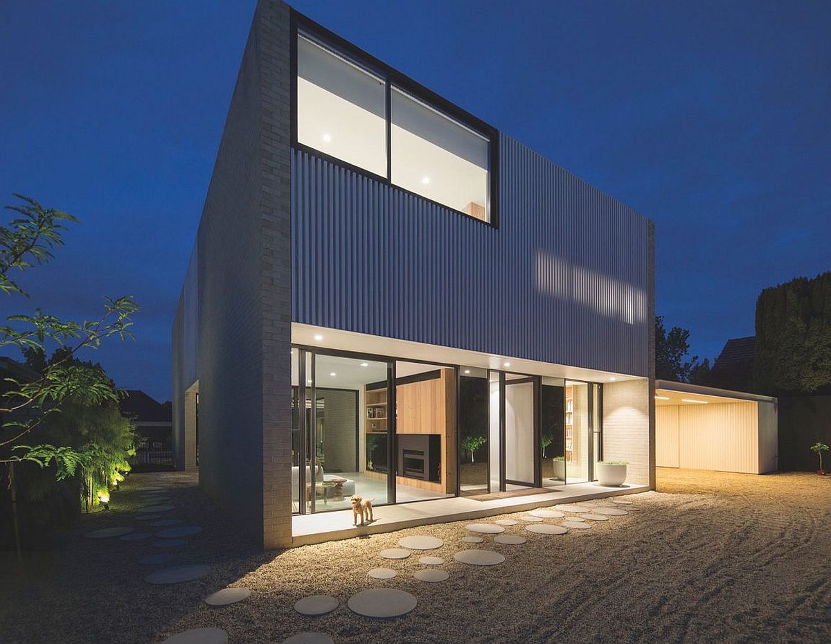 Living spaces open up towards garden and central courtyard