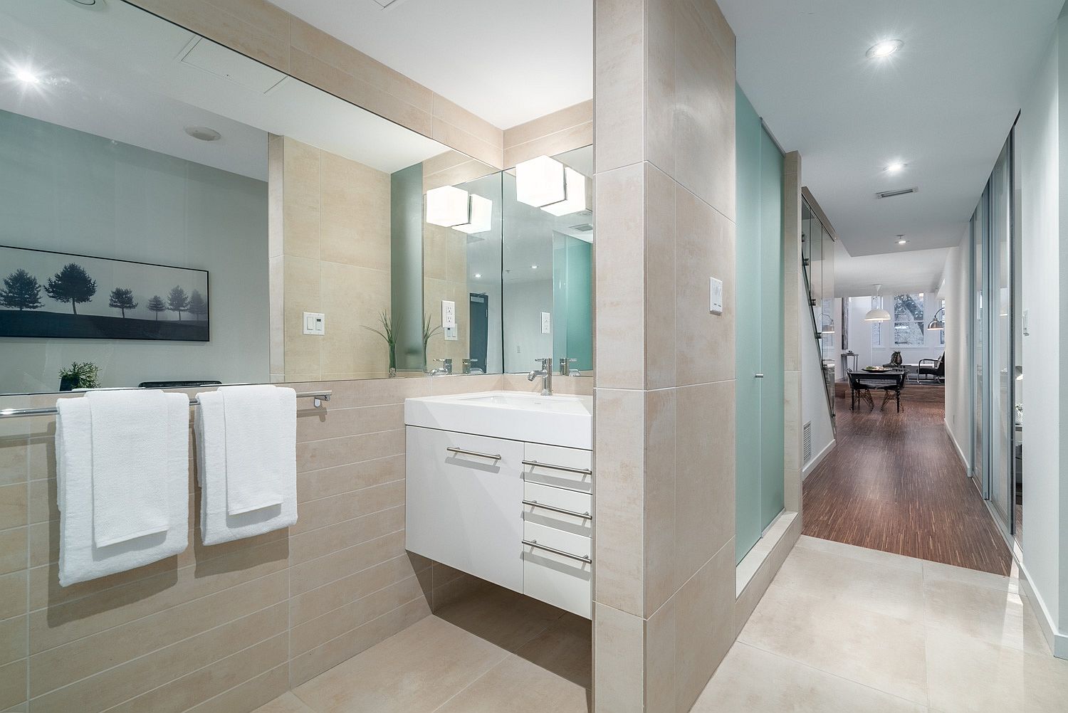 Master-bath-on-the-other-side-of-the-top-level-connected-to-the-bedroom