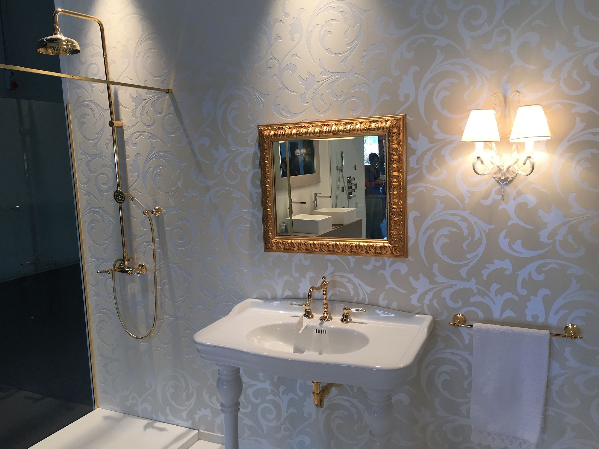 Mirror-frame-from-Fiore-Rubinetterie-brings-art-decot-style-to-the-bathroom