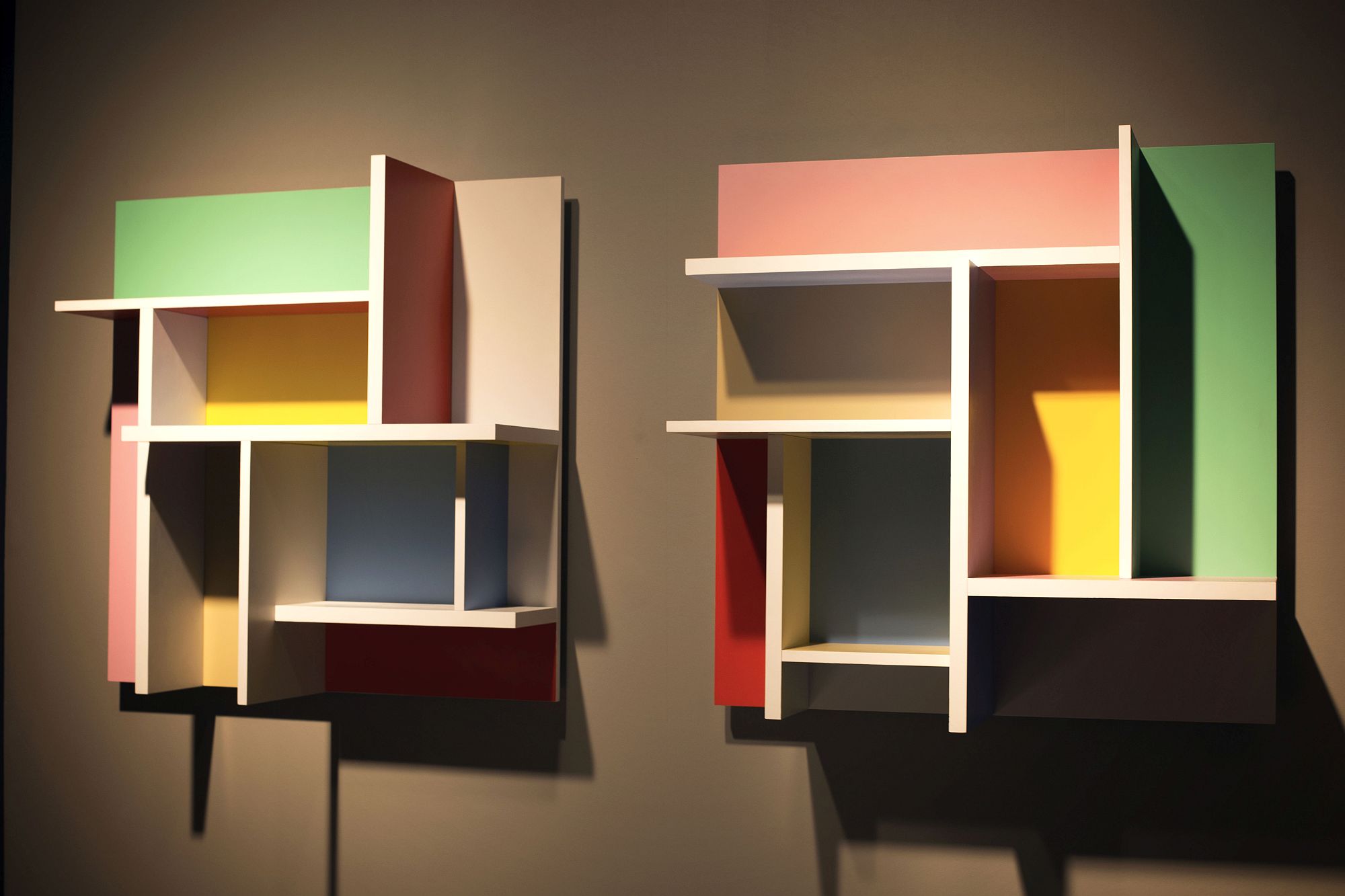 Multi-colored wall -mounted moudular display shelf