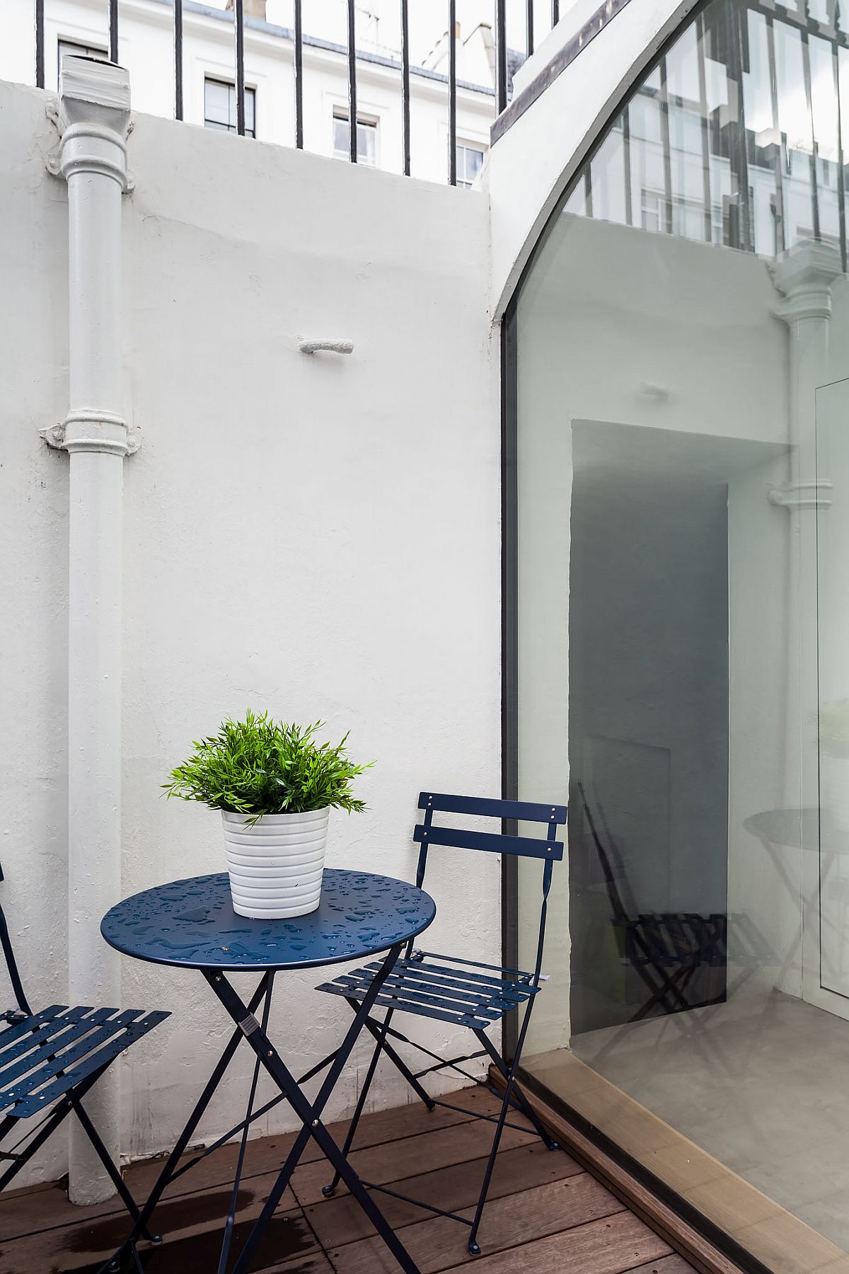 Outdoor dining niche in the modest rear yard of the Westmoreland Terrace