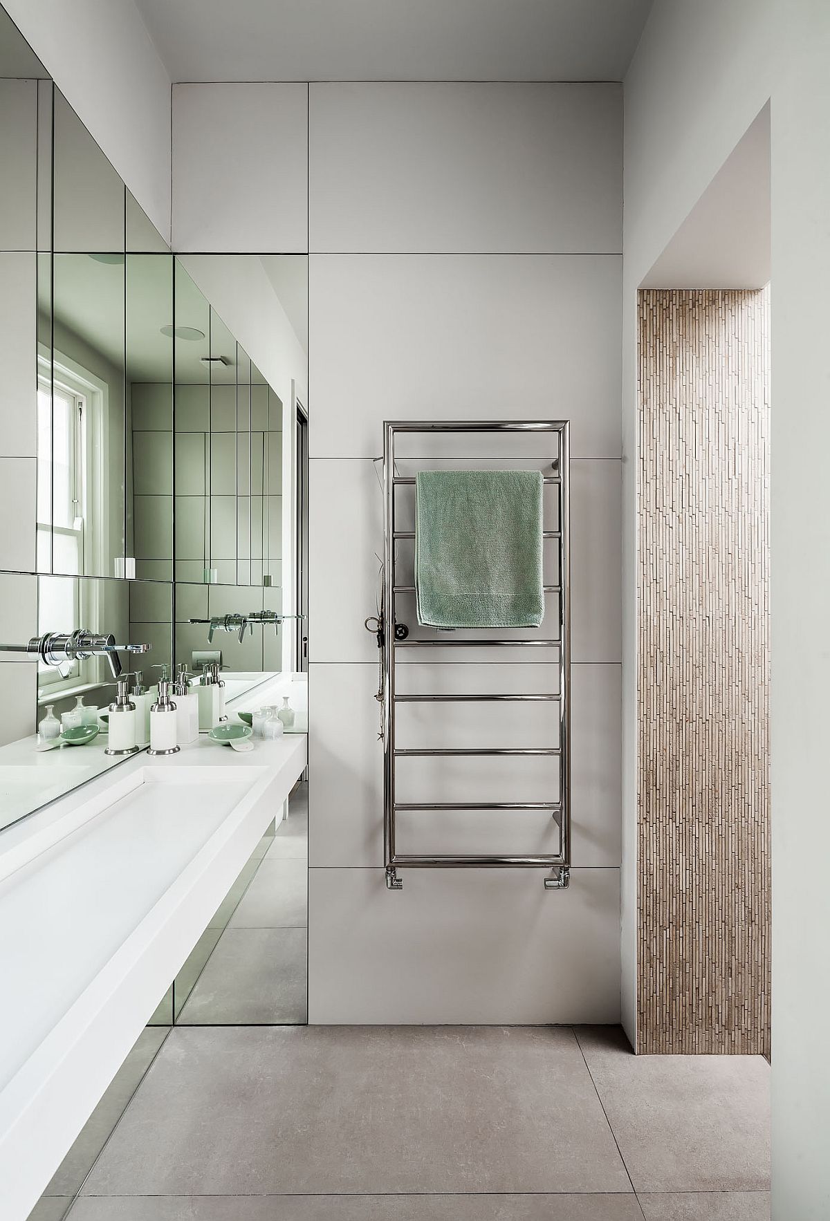 Refined-bathroom-in-white-with-a-steel-towel-rack