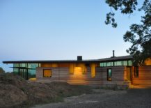 Simple-unassuming-form-and-green-energy-shape-smart-Californian-home-217x155