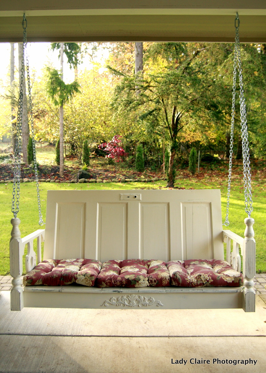 Simple-white-porch-with-contrasting-thin-red-pillows