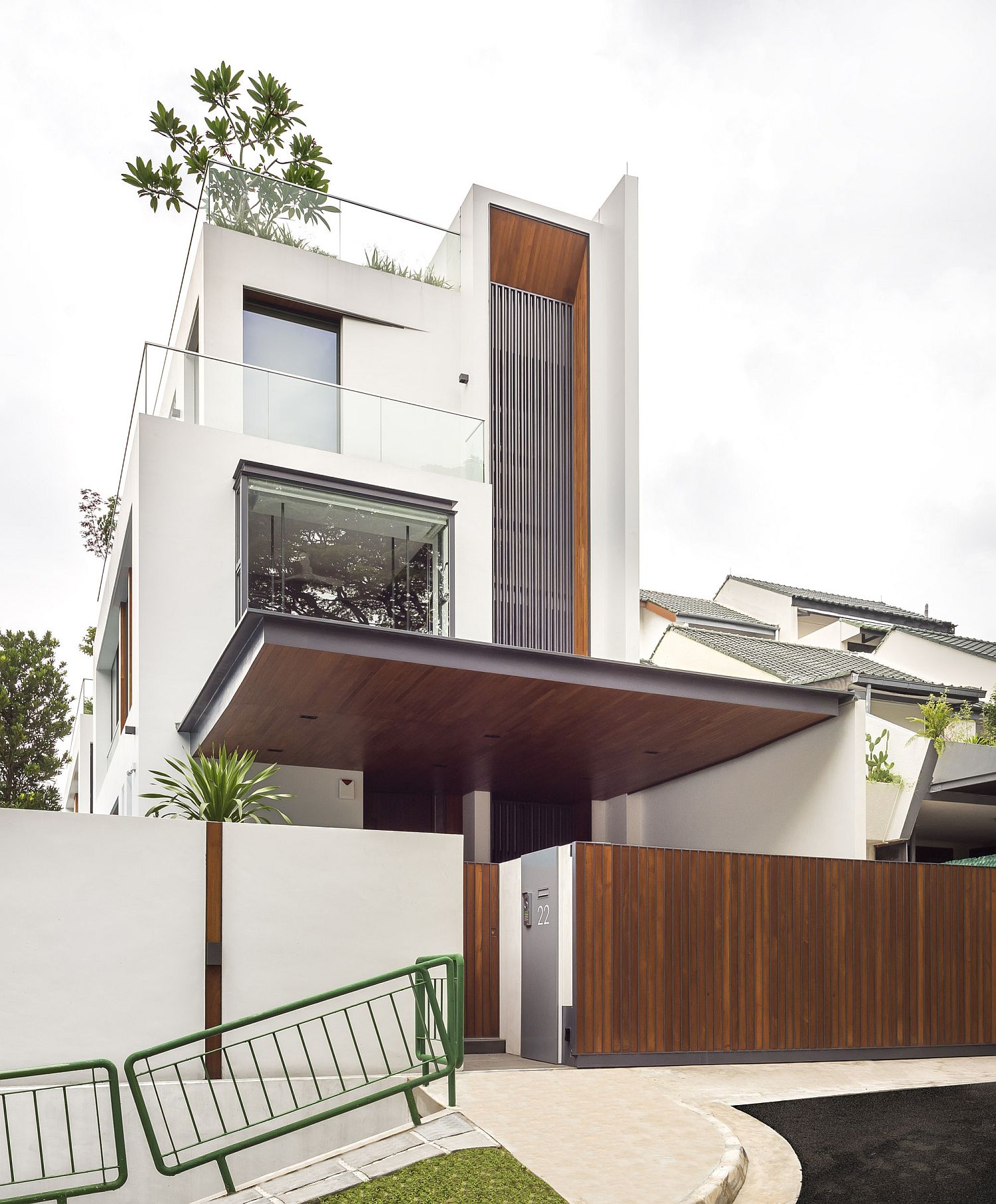 Street-facade-of-charming-and-unique-contemporary-residence-in-SIngapore