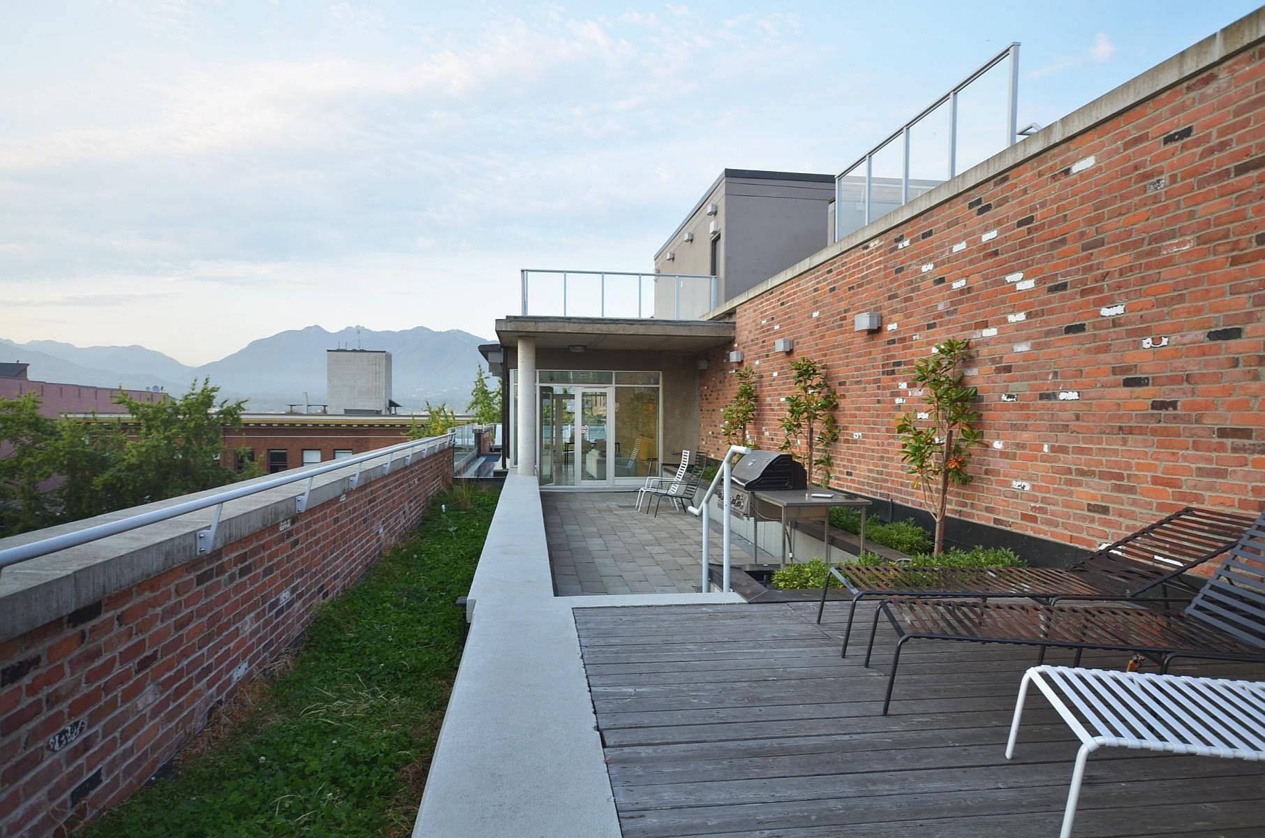 Terrace-with-a-relaxing-hangout-and-a-view-of-Vancouver