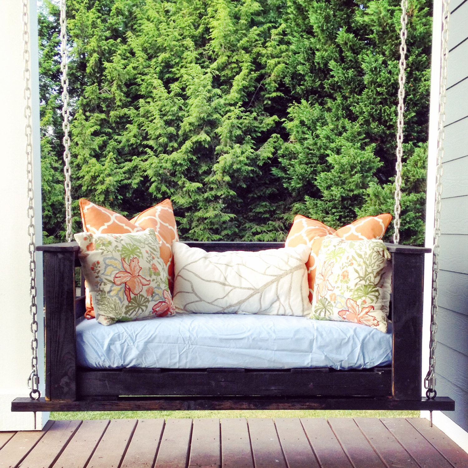 Unique and snuggly porch swing made from rustic pallets