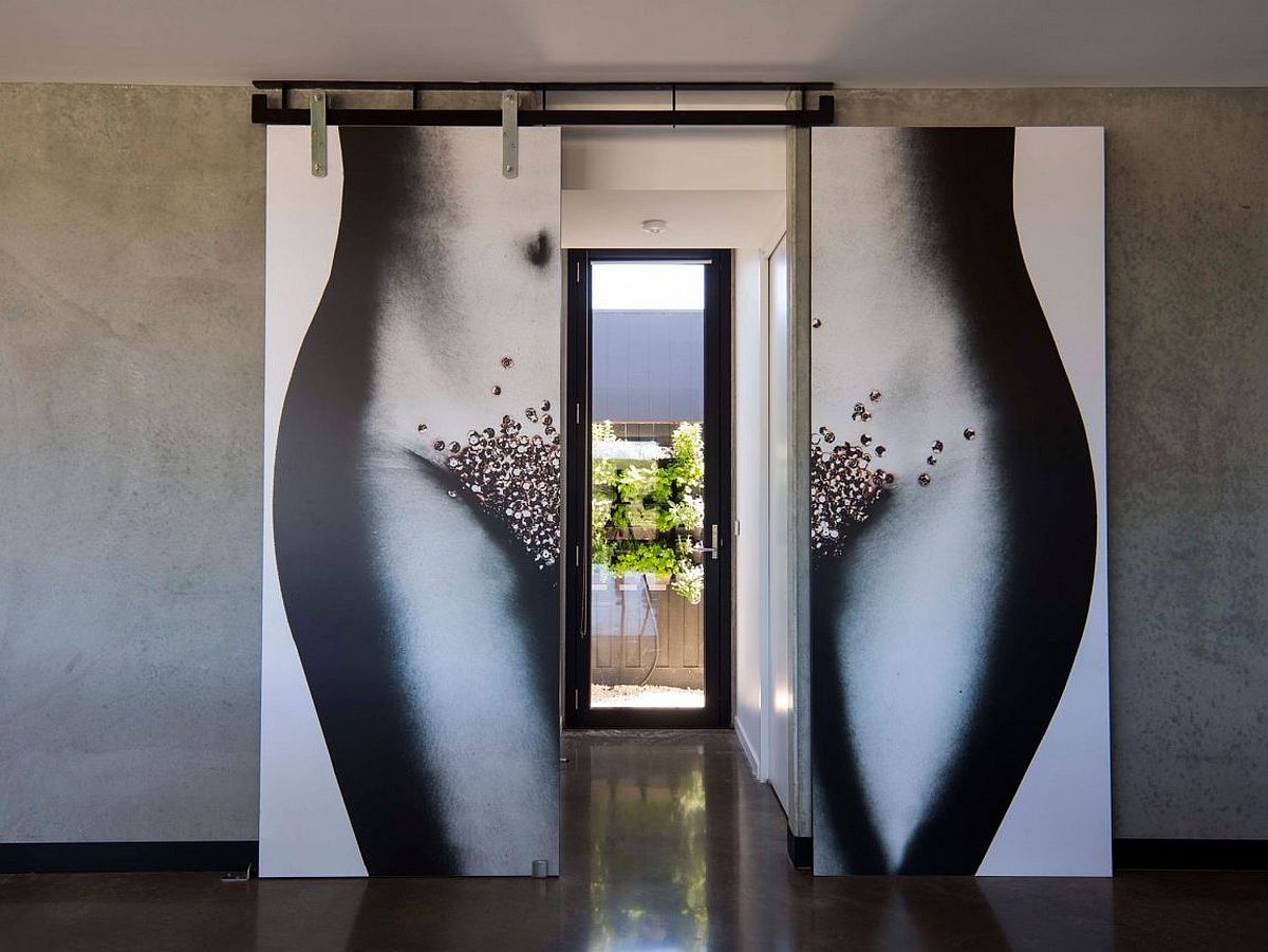 Unqiue-entrance-of-the-home-with-doubles-doors-and-eye-catching-wall-art