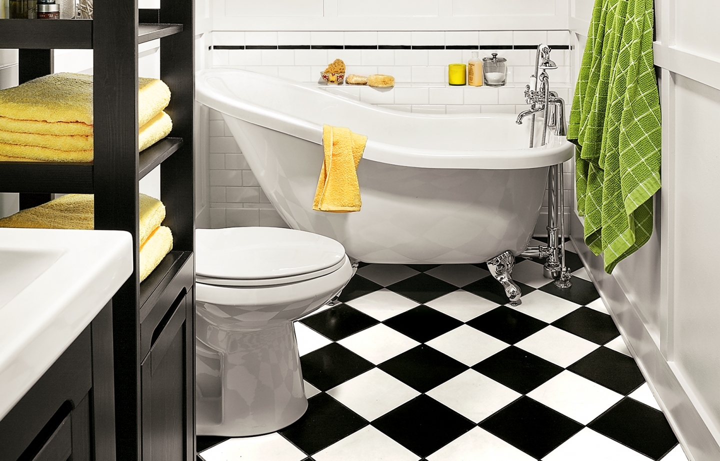 A-diagonal-checkerboard-floor-expands-the-bathroom