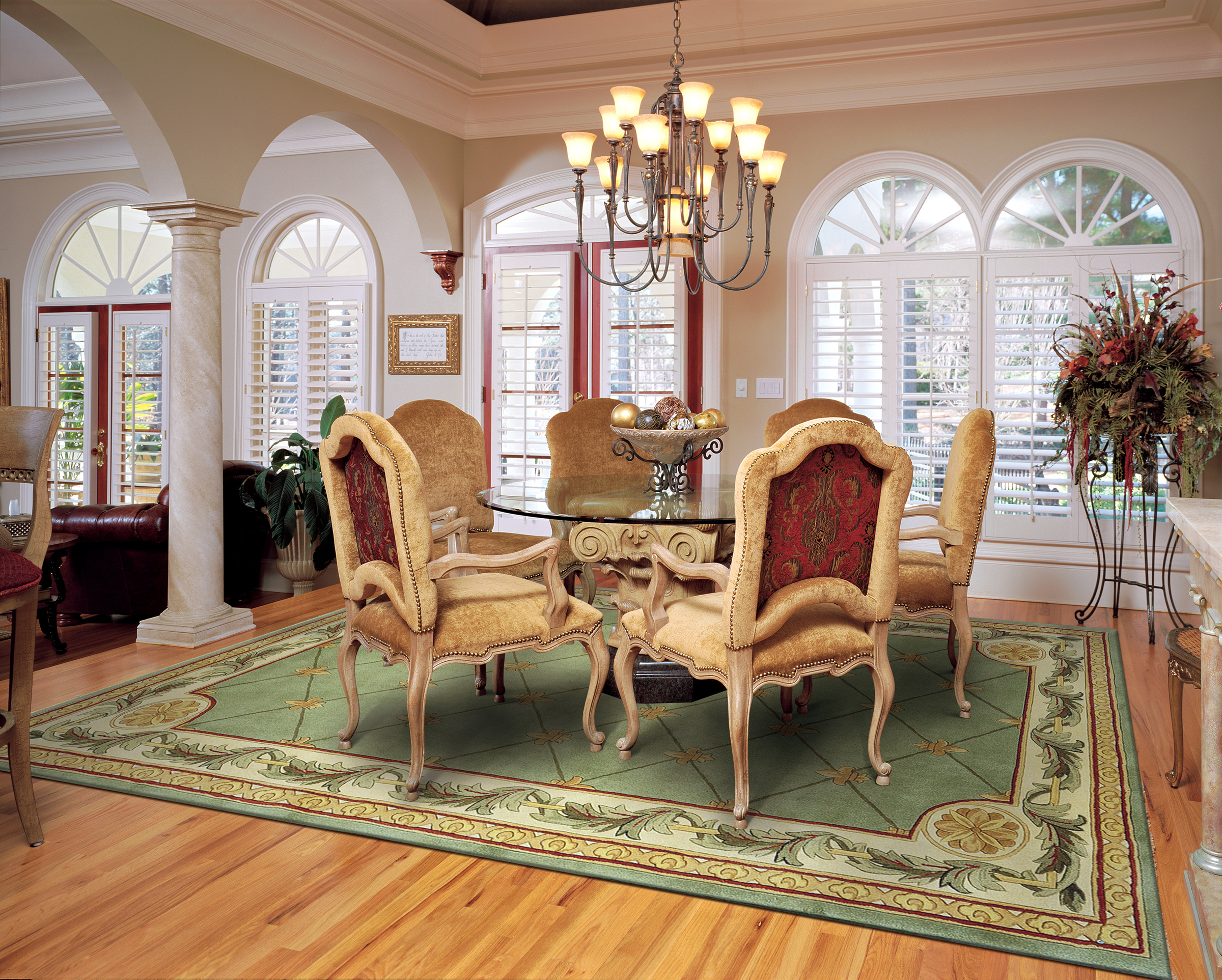 A dining room in Victorian style calls for a vivid rug