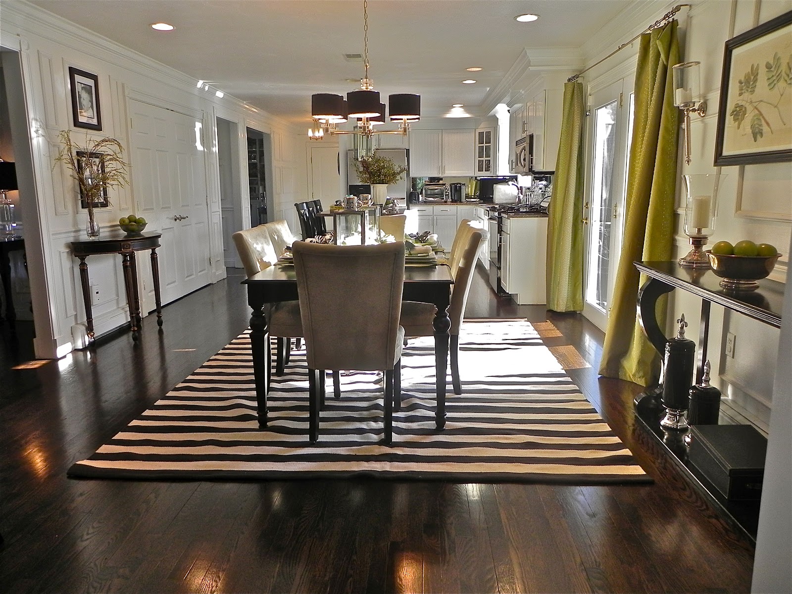 A monochrome rug gives your dining room a glamorous look