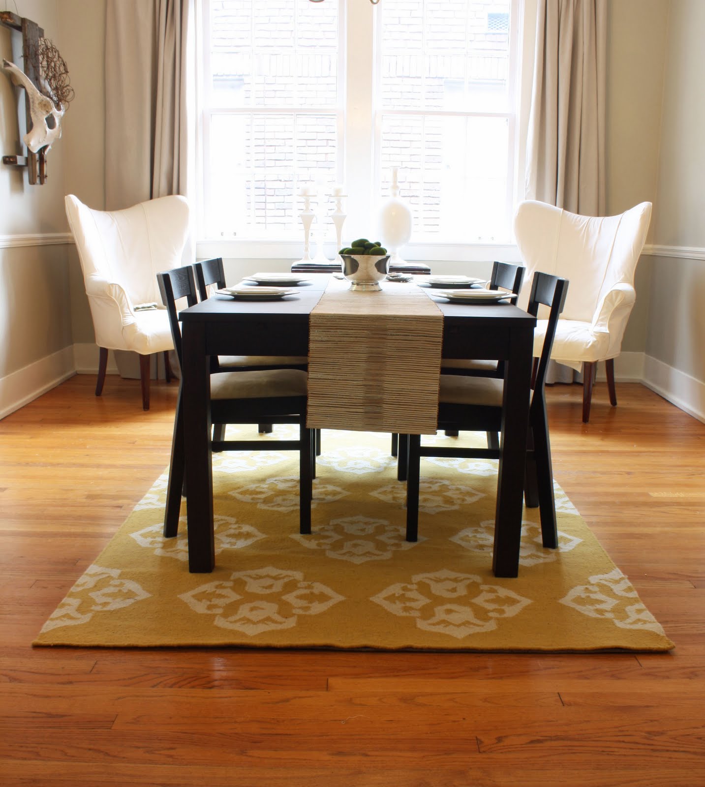 A-yellow-dining-room-rug-with-a-unique-white-pattern