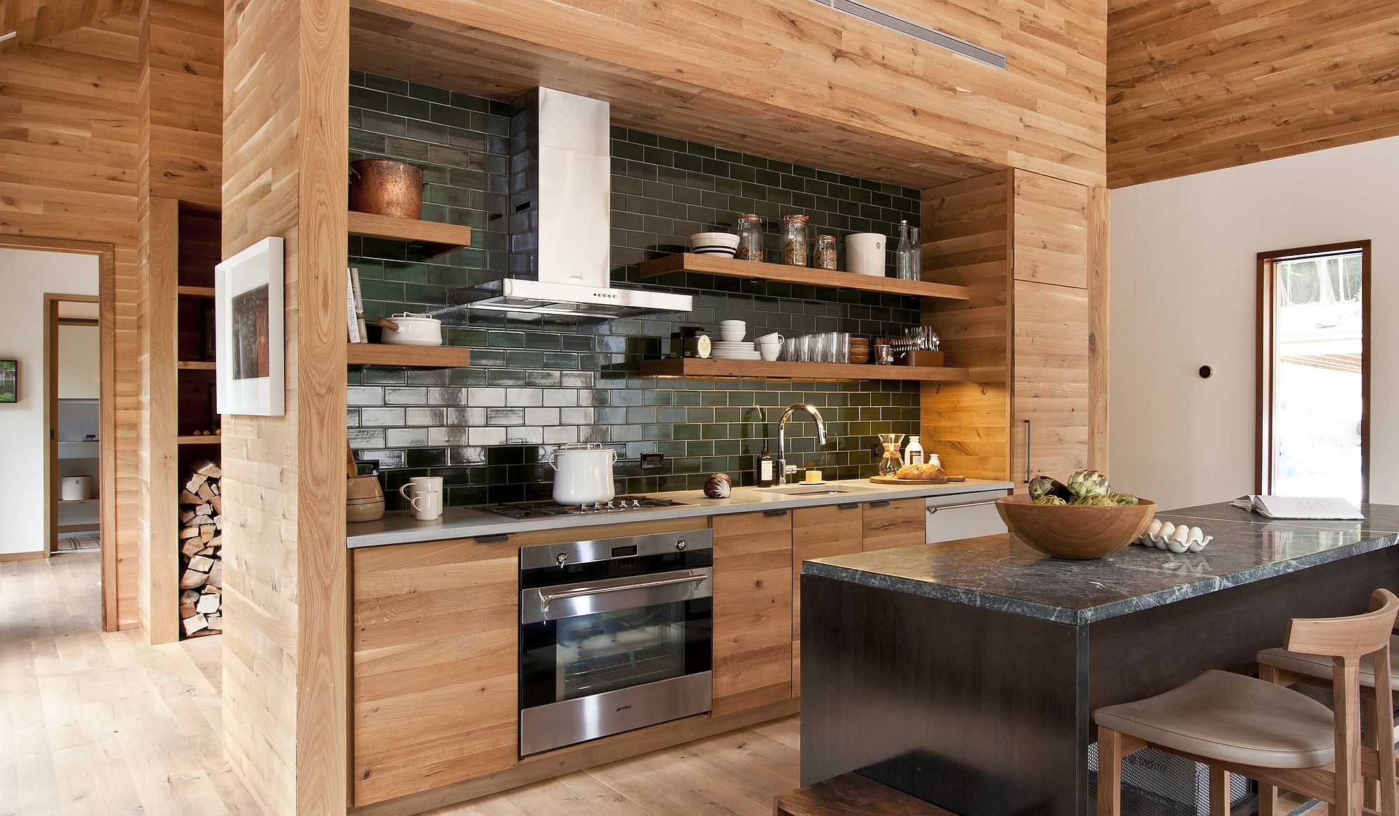 Black-tiled-backsplash-and-island-for-the-modern-kitchen