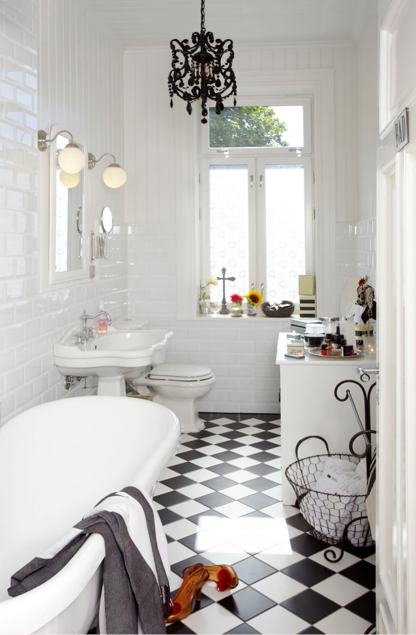 Checkered bathroom that feels like a dynamic cozy space