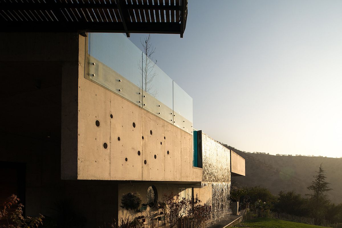 Concrete-walls-shape-the-facade-of-the-stylish-contemporary-home