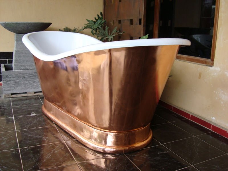 Copper-bathtub-that-is-rustic-on-the-outside-and-sleek-on-the-inside