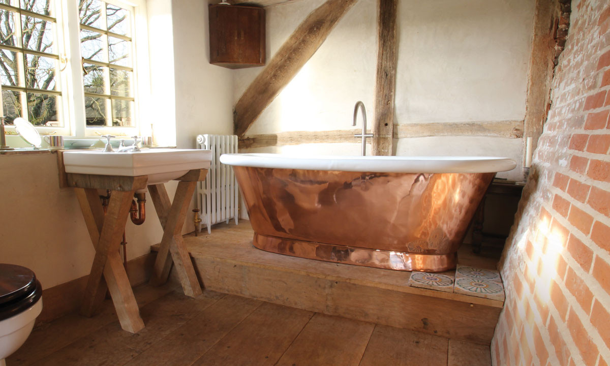 Copper-bathtub-with-a-raw-look