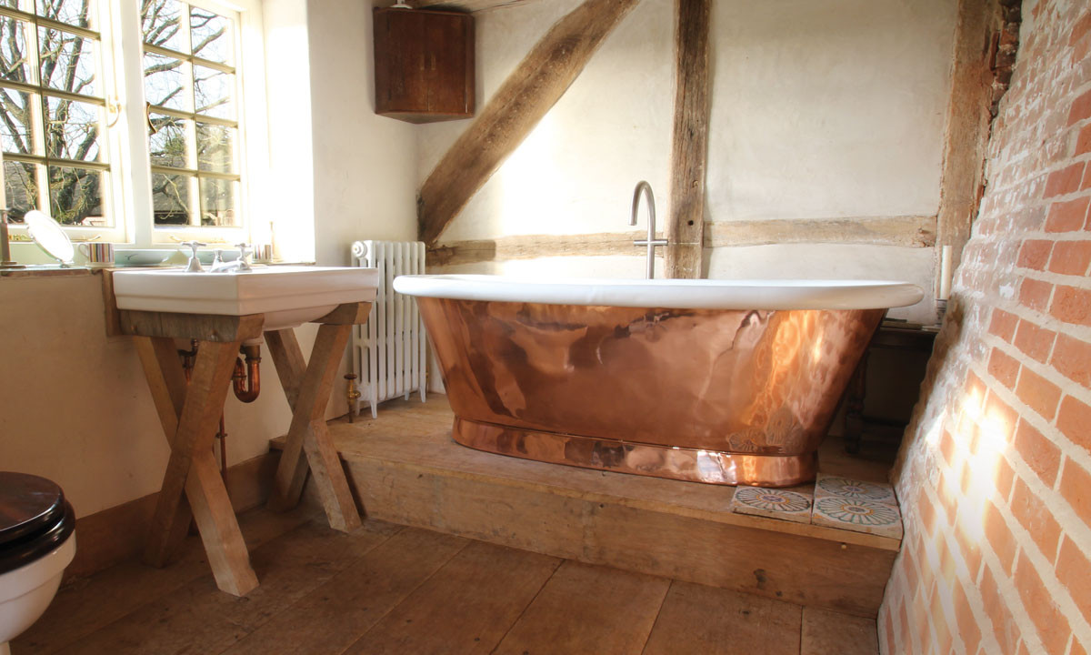 Copper bathtub with a raw look