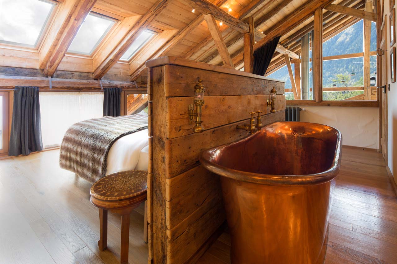 Copper-tub-creates-the-perfect-old-fashioned-atmosphere-