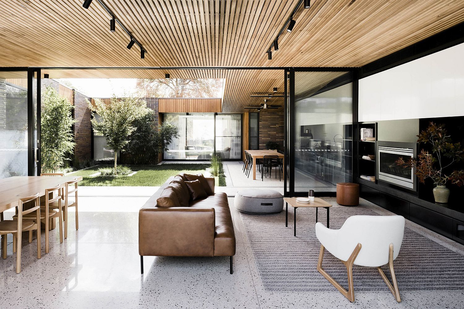 Courtyard-becomes-the-focal-point-of-the-Aussie-home-around-which-other-rooms-are-placed