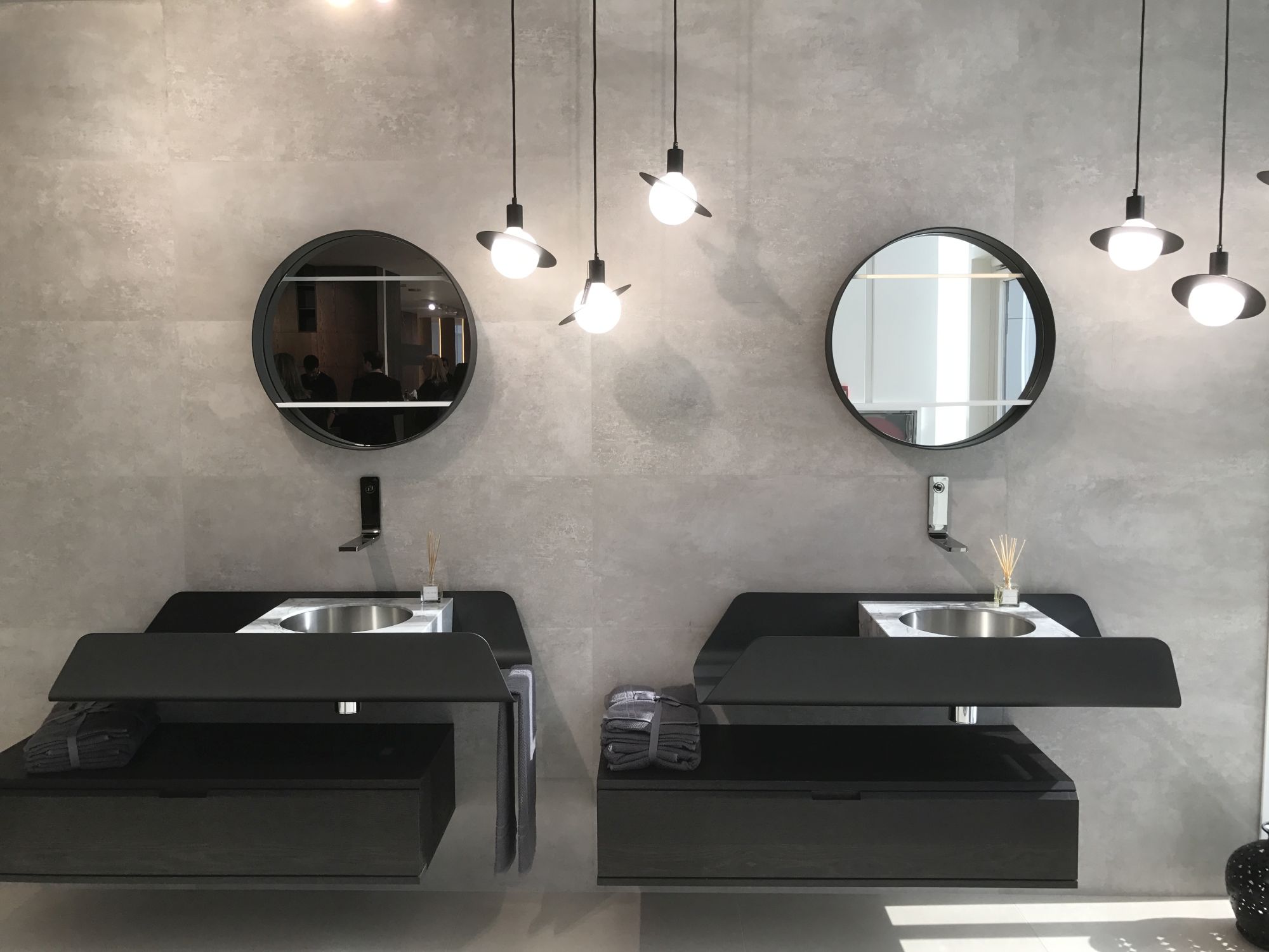 Dark bathroom furniture with modrn lines - GamaDecor