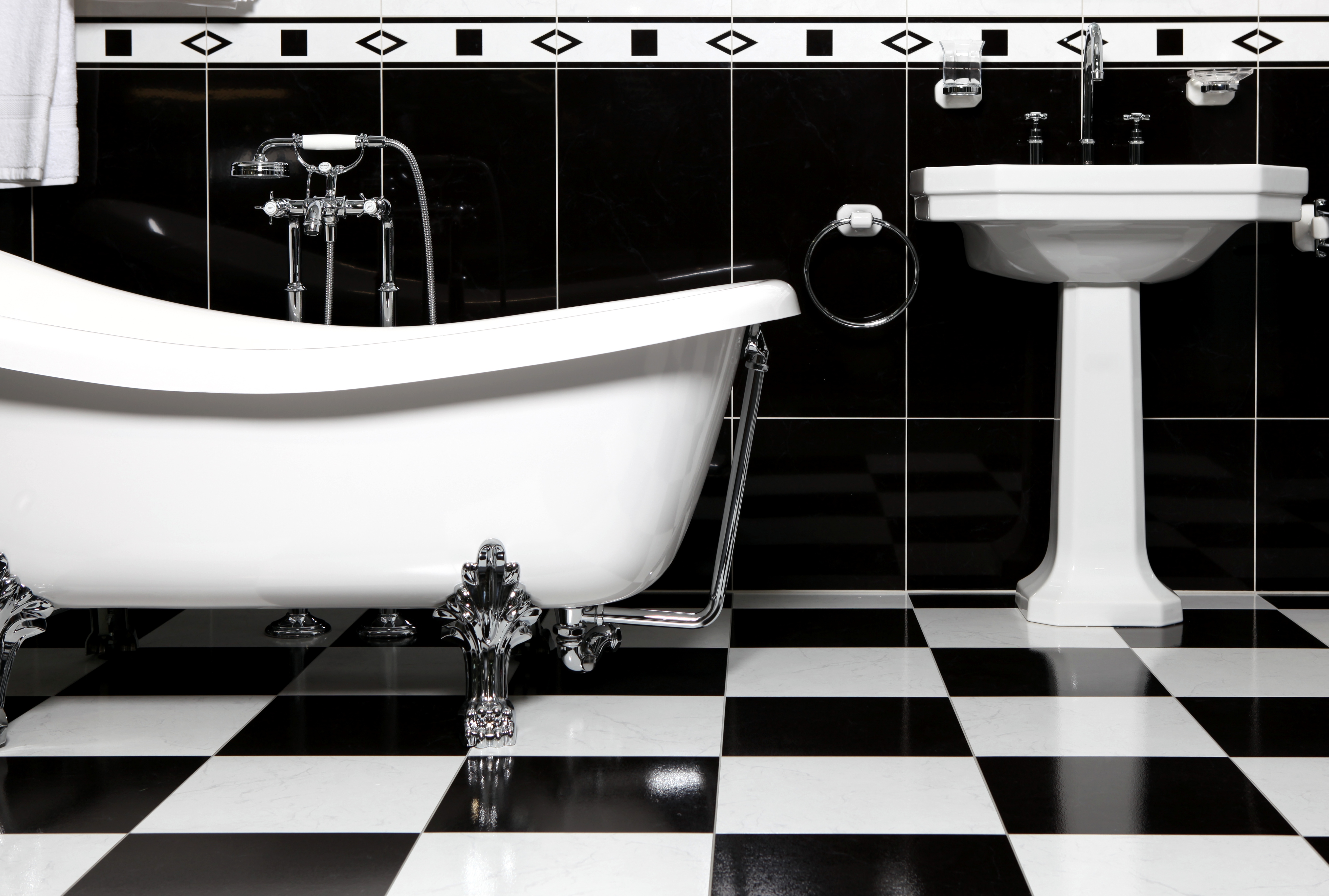 Emphasise-the-contrast-between-the-black-and-the-white-in-a-checkered-bathroom