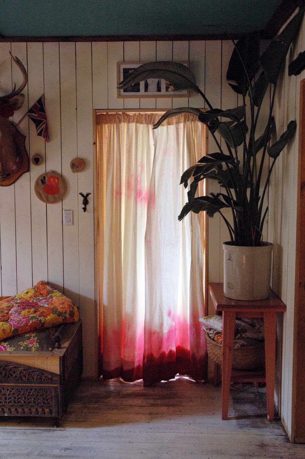 Energetic-ombre-curtains-in-a-free-spirit-setting