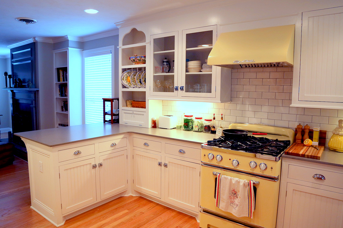 Eye-catching-yellow-stove-channels-the-50s-