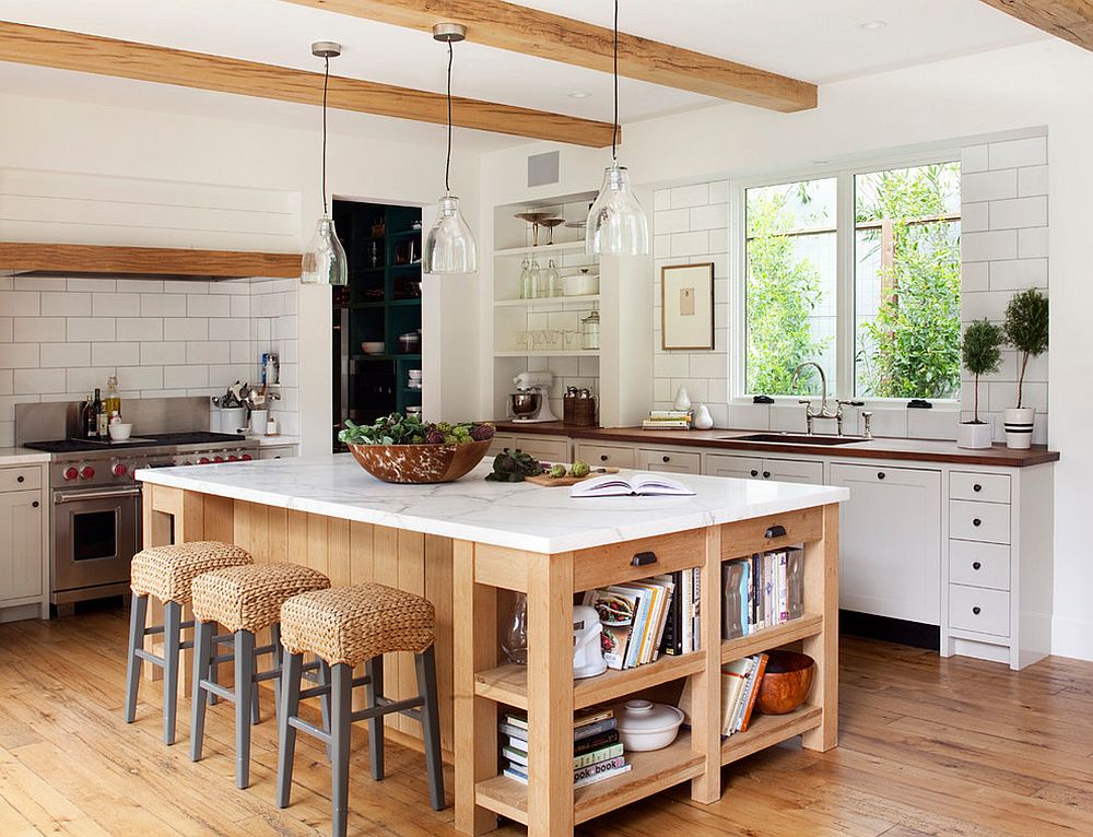 Farmhouse style kitchen with gorgeous island in wood and a marble coutertop