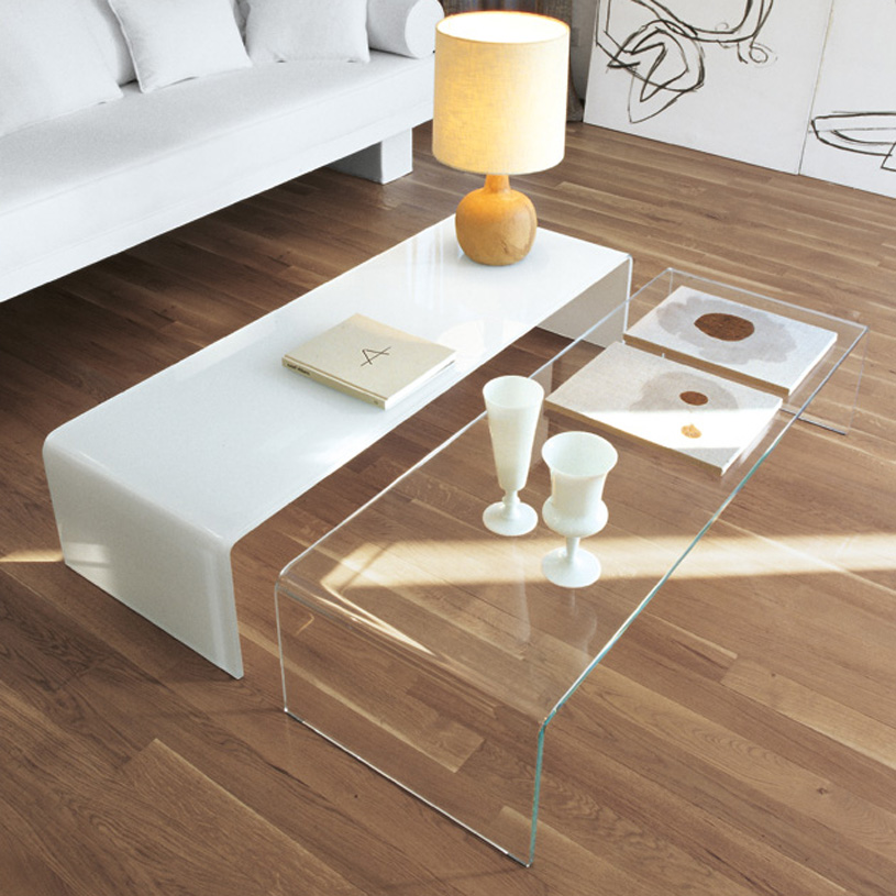 For a mixed and unique styling, pair your transparent coffee table with a white coffee table