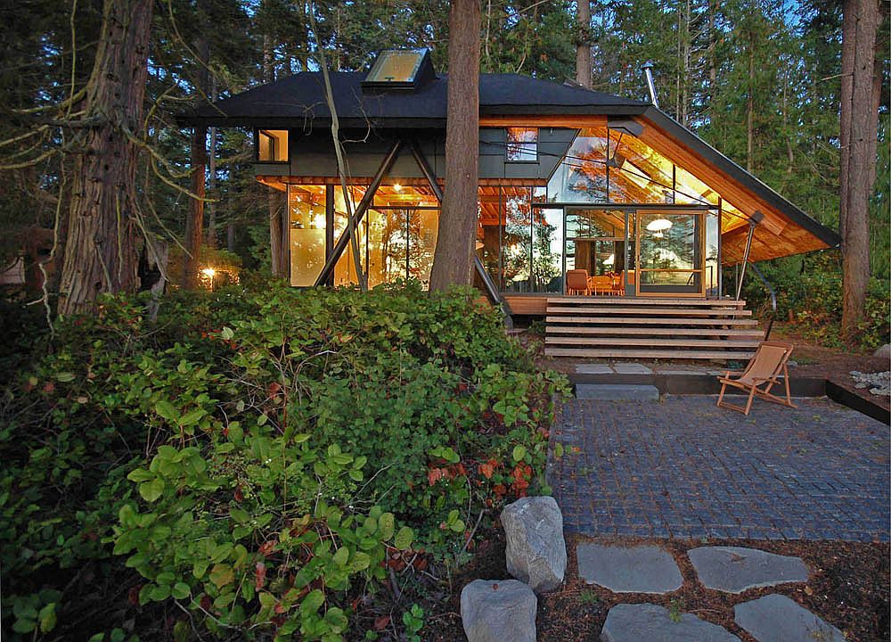 Glass, metal frame and prefab SIPs create a eco-conscious and comfy cabin in Washington