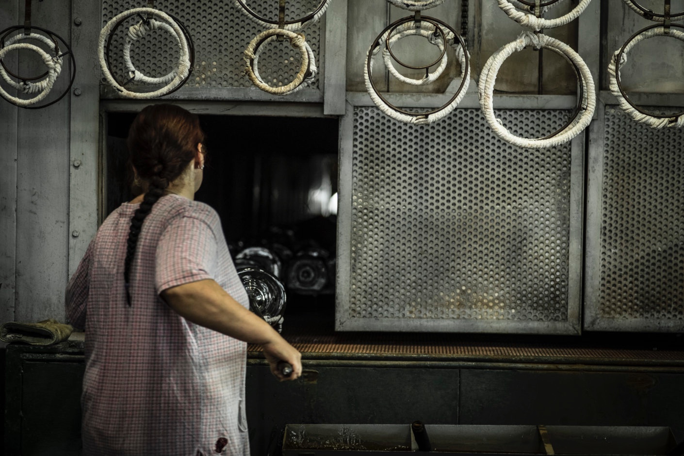 Glassblowing-at-Janštejn-Glassworks-I