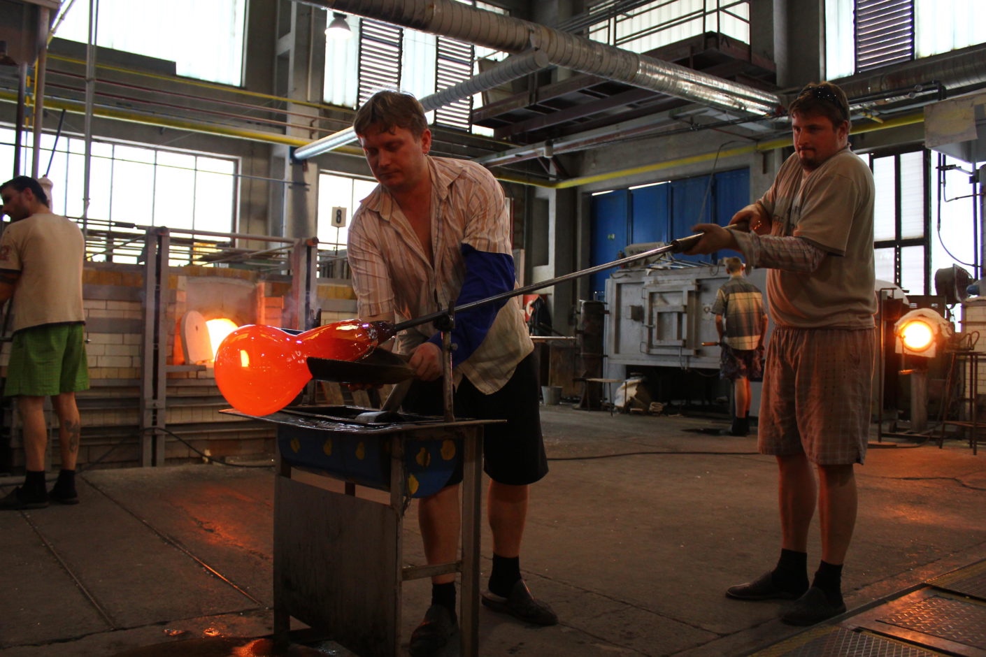 Glassblowing-at-Janštejn-Glassworks-II